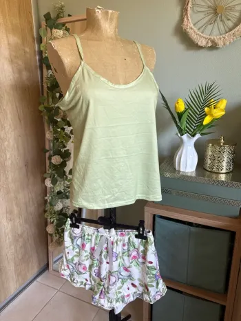 Joli pyjama short top bretelles fleuri 40/42