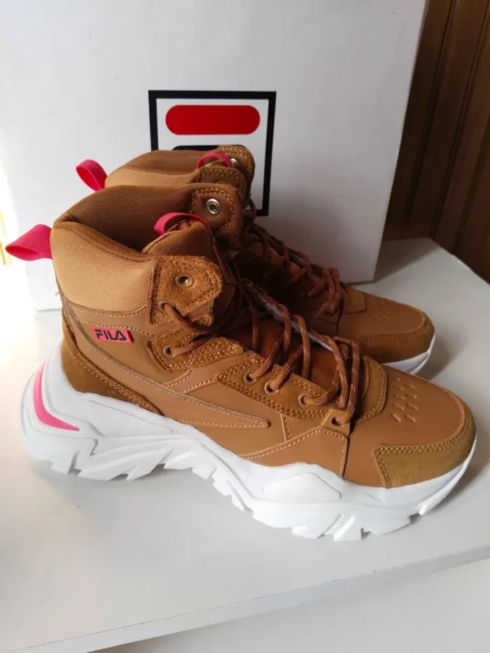 Jolie paire de baskets sneakers femme marque Fila pointure 38 - photo numéro 3