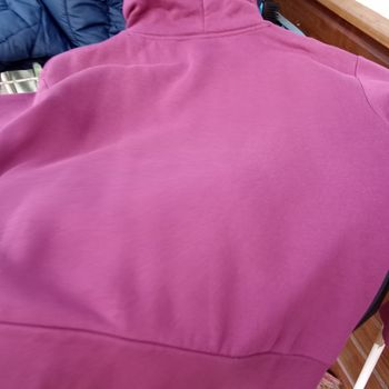 Très beau sweat marque BENCH .