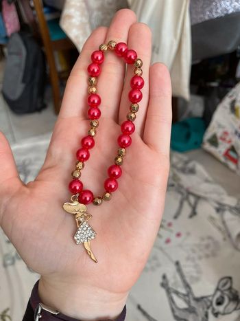 Bracelet de perles avec breloque femme.