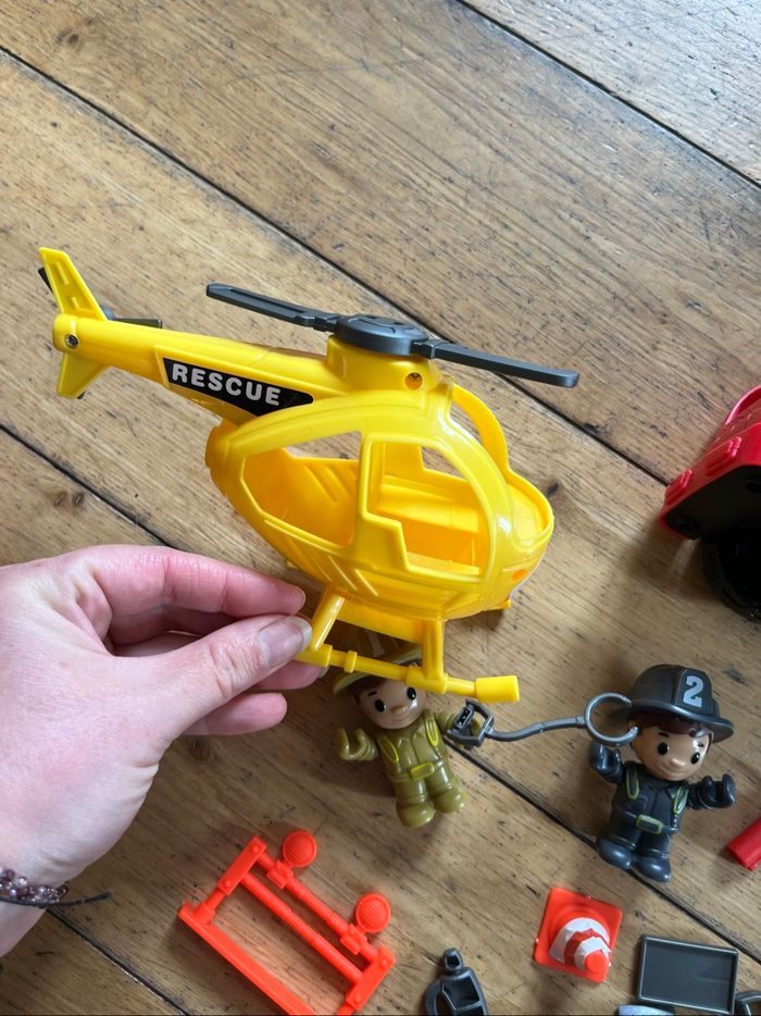Kit jouets véhicules de secours et personnages  2 véhicules - photo numéro 2