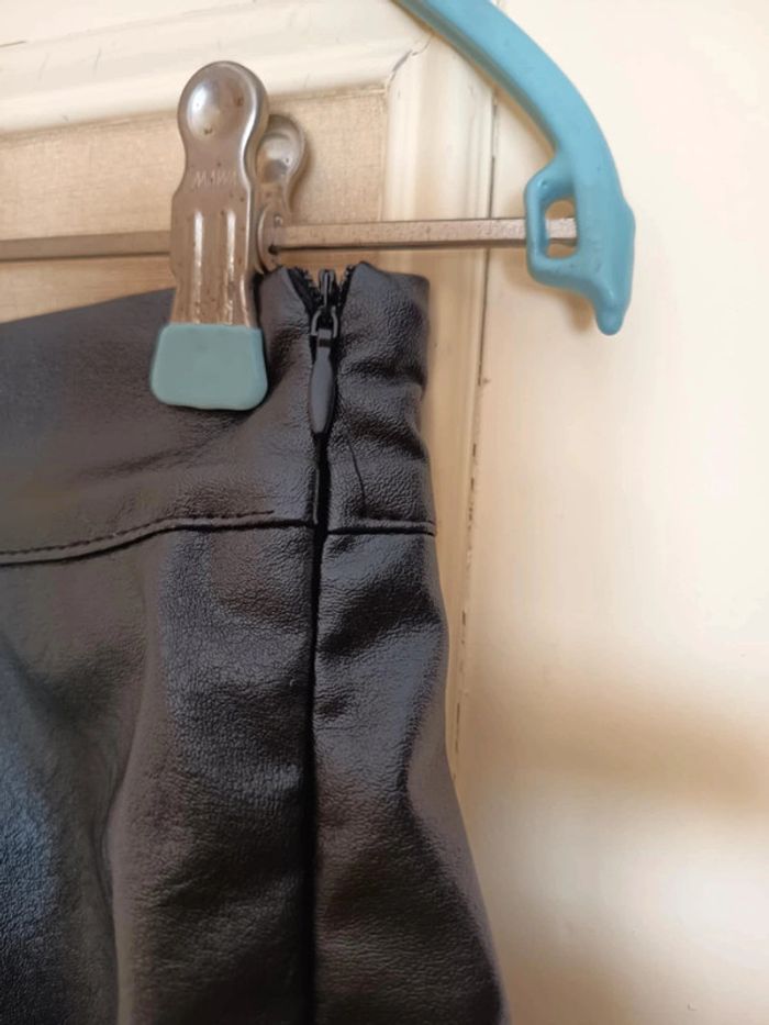 Mini jupe simili cuir noire Avec short intérieur. Marque xiaopanggao. - photo numéro 2