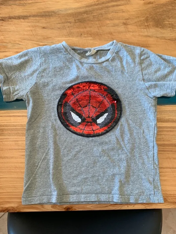 T-shirt sequins taille 8 ans