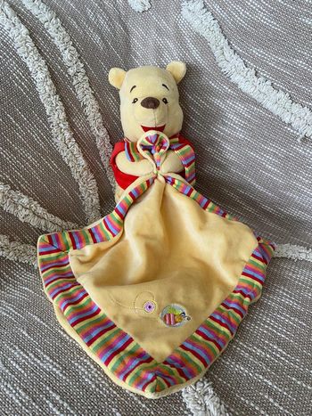 Peluche doudou mouchoir 26cm Disney Winnie l’ourson ours jaune et rouge très bon état