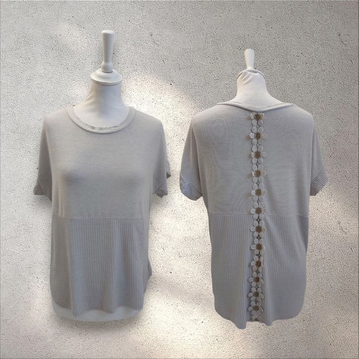 Pull léger et confortable manches fleurs brodées dans le dos taille L