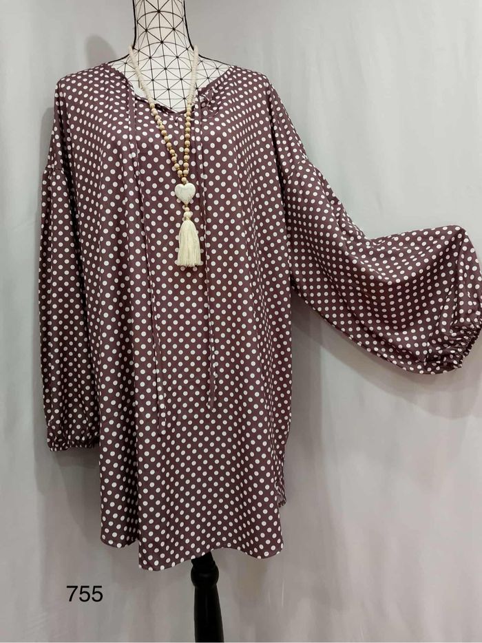 Longue chemise élégante à pois – grande taille femme (56) prune et blanc, chic et fluide 🌸 - photo numéro 3