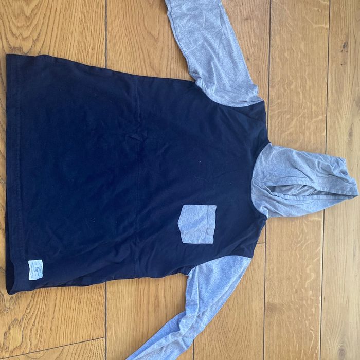 T shirt manche longue à capuche
