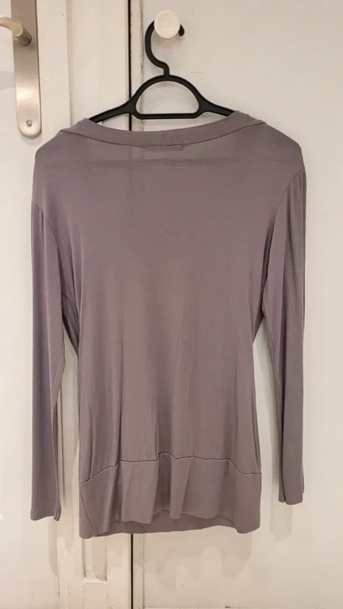 T-shirt manches longues taupe et blanc 2 en 1 avec bijou - photo numéro 2