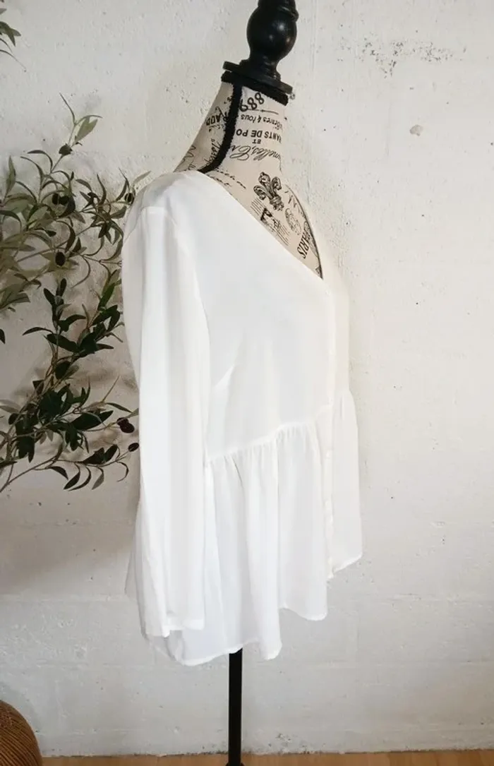 👚 Chemisier blanc cassé à volant – Coupe large – Taille 40 estimée – Très bon état - photo numéro 2