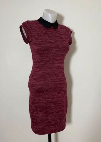 Robe cintrée violet / bordeaux à col noir Mim