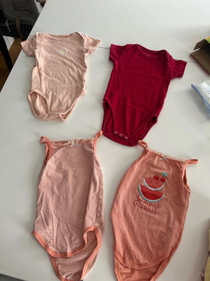 Lot bodies 24 mois