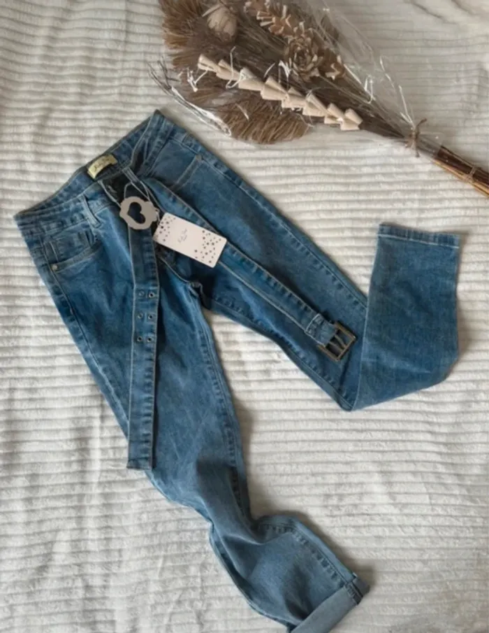 Jean bleu avec ceinture – Taille 10 ans – Neuf avec étiquette - photo numéro 2