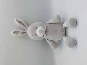 Peluche doudou lapin gris blanc rayures Kadirelli environ 40 cm