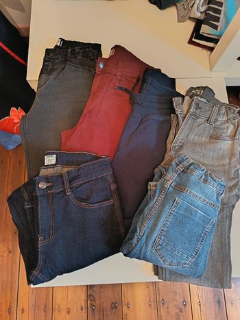 Lot de jeans et 1 jogging