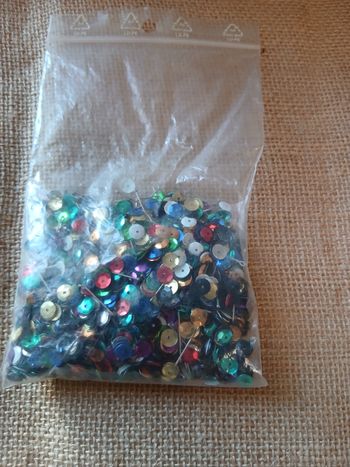 Sachet de sequins et épingle 