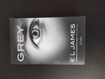 💖 Livre New Romance Grey – Très bon état