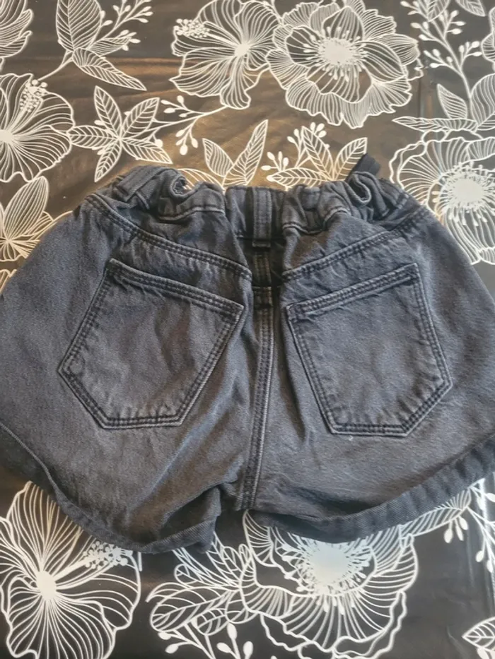 Short en jean noir 8 ans - photo numéro 3