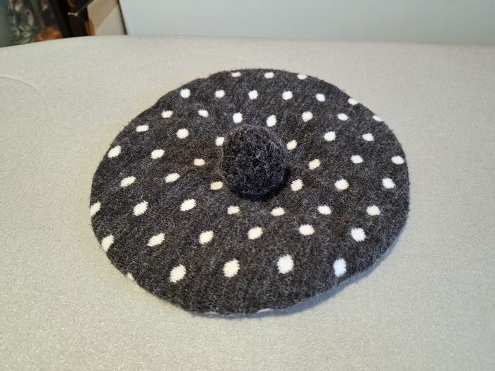 Joli béret fille à pompon Orchestra 53 cm 5/8 ans gris à pois blancs très bon état