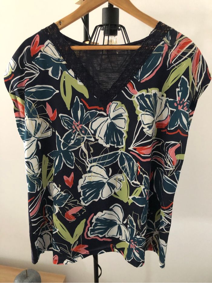 Haut Armand Thiery bleu et fleuri taille 44