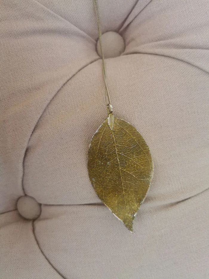 Collier feuille long