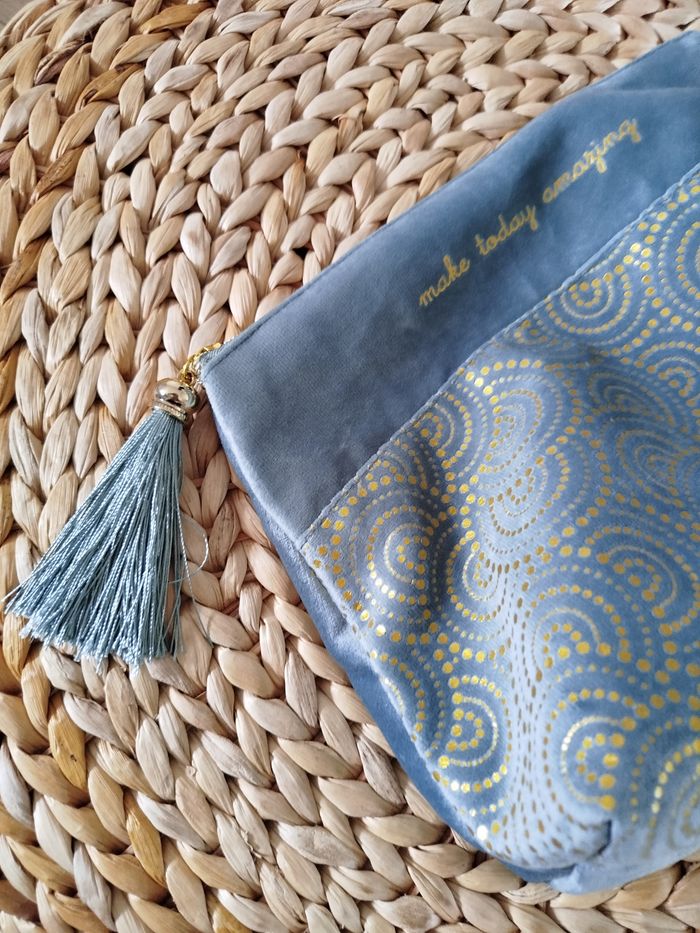 Pochette velours ras bleu et doré - photo numéro 3