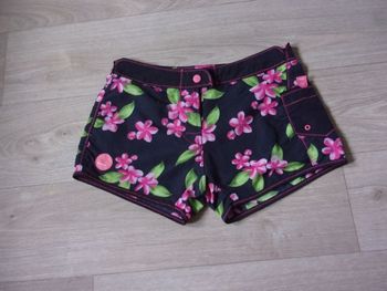 Short DECATHLON noir fleurs roses et feuilles taille 34 TBE
