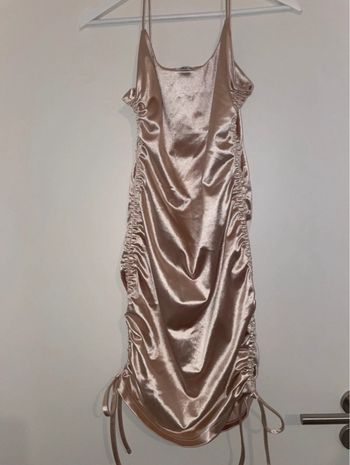 Lot de 2 robes satinées champagne et noire à bretelles effet drapé S