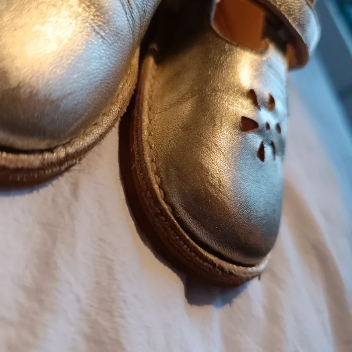 Chaussures dorées 27 - photo numéro 3