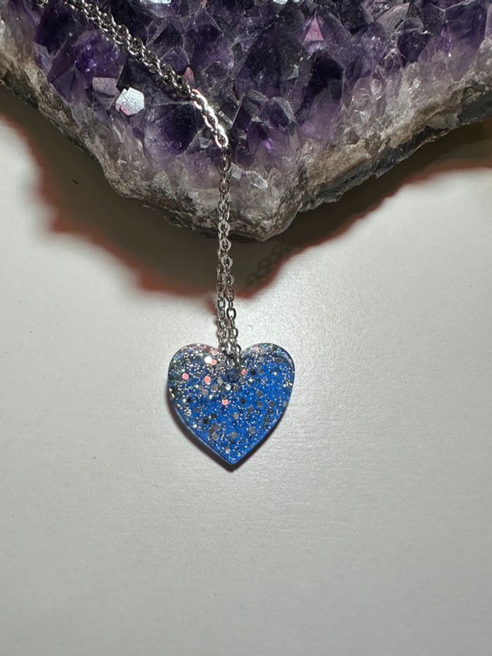Pendentif grand cœur bleu et paillettes