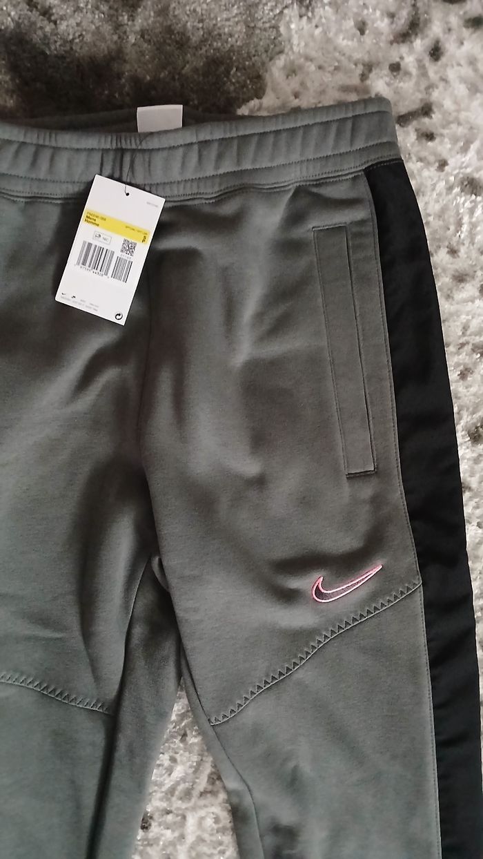 Jogging nike neuf taille S - photo numéro 2