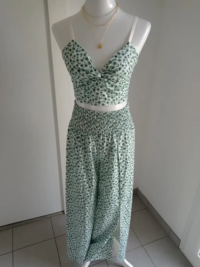 Magnifique ensemble crop top vert avec noeud et pantalon jambes larges confortable côtés ouverts T.S