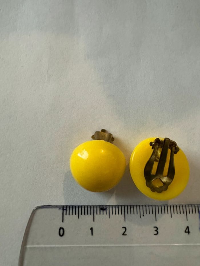 Boucle d’oreille jaune en plastique vintage - photo numéro 2