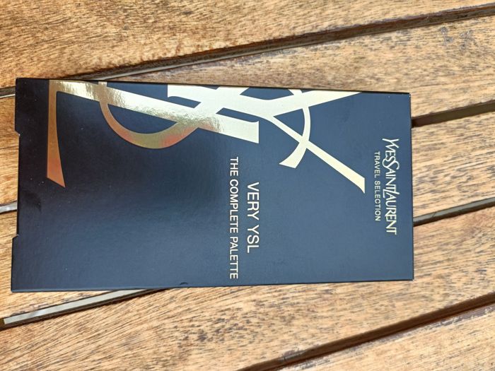 Coffret 4 miniatures de parfum + une palette de maquillage YSL - photo numéro 4