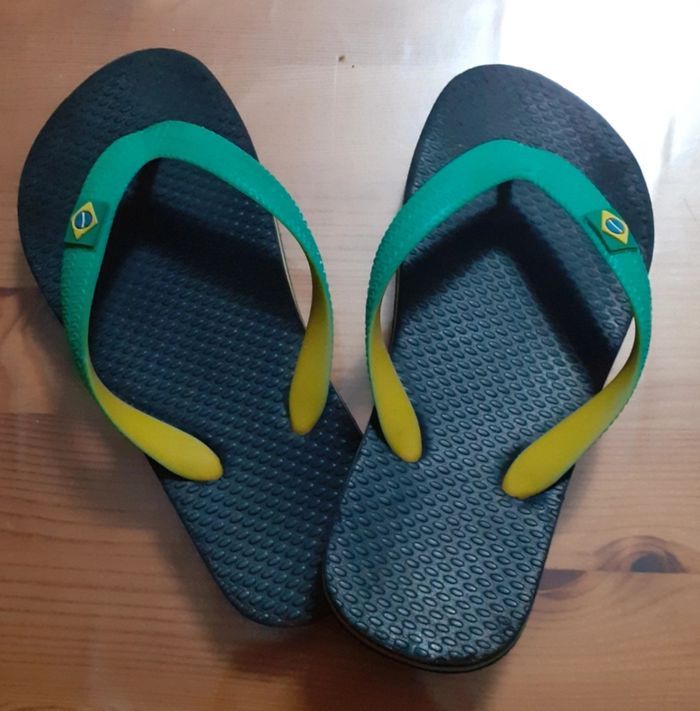 Paire de tongs t. 30/31