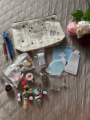 Lot Accessoires Infirmière/Soignant : Trousse, Stylos Seringue, Reels & Badges