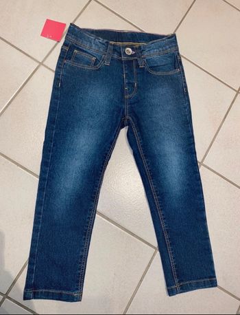 Jeans slim neuf 4 ans