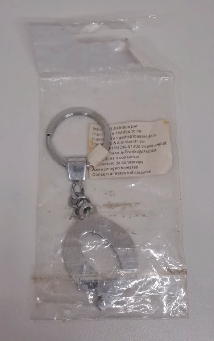Porte-clés "Q".
3x3,5cm.
NEUF. - photo numéro 3