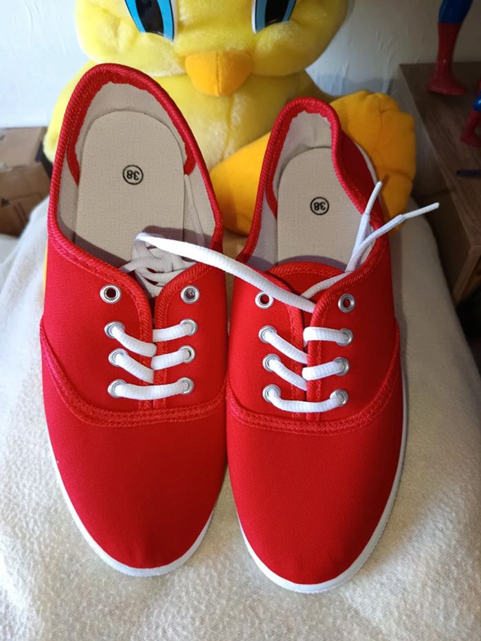 Paire de baskets en toile pointure 38