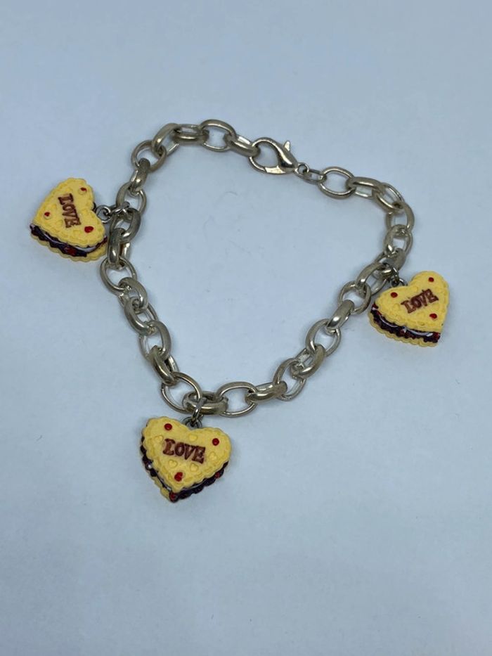 Bracelet fantaisie avec 3 gâteaux en forme de Coeur, et noté Love sur une face. - photo numéro 2
