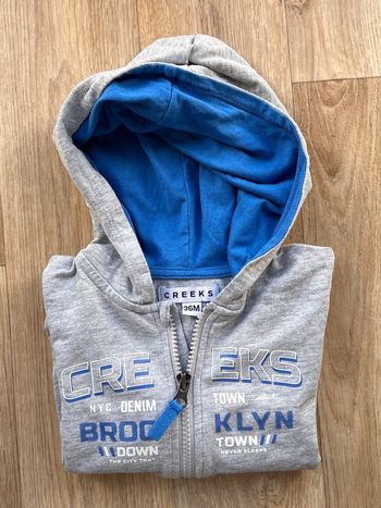 Sweat zippé à capuche de la marque Creeks en taille 36 mois.