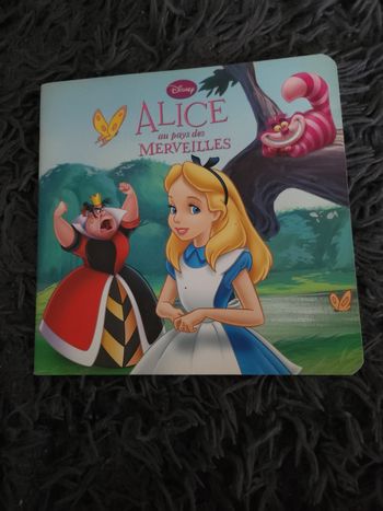 Livre disney alicecau pays des merveilles