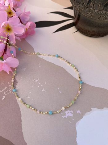 collier fin ras du cou en métal doré et pierre en cristal