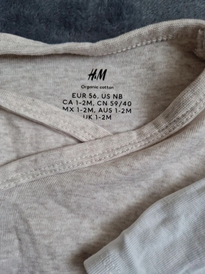 Lot 4 bodies 1-2mois 56cm très bon état H&M - photo numéro 7