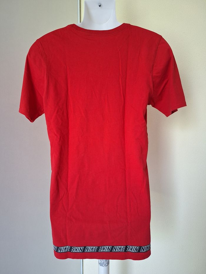 T-shirt taille S  marque Nike couleur rouge - photo numéro 3