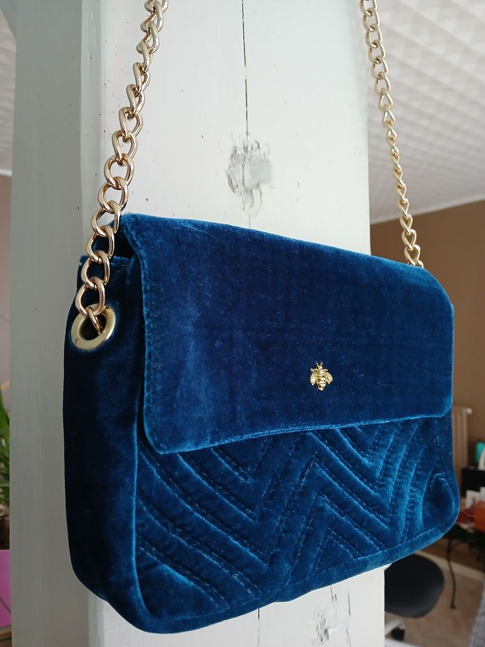 Pochette aspect velours.
