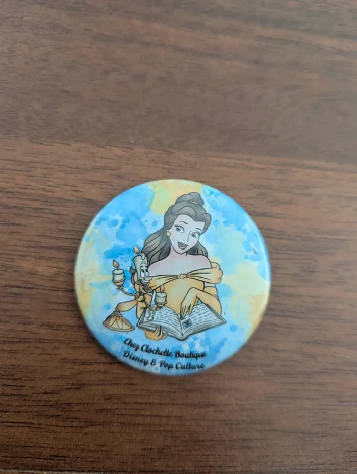 Badge chez clochette boutique Disney la belle et la bete lumière