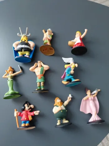 Lot 9 figurines d' asterix