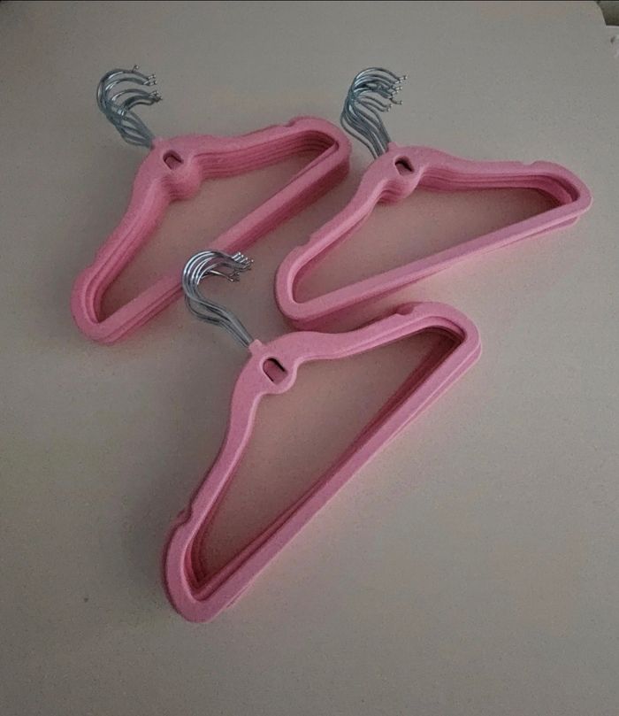 Lot de 30 cintres en velours