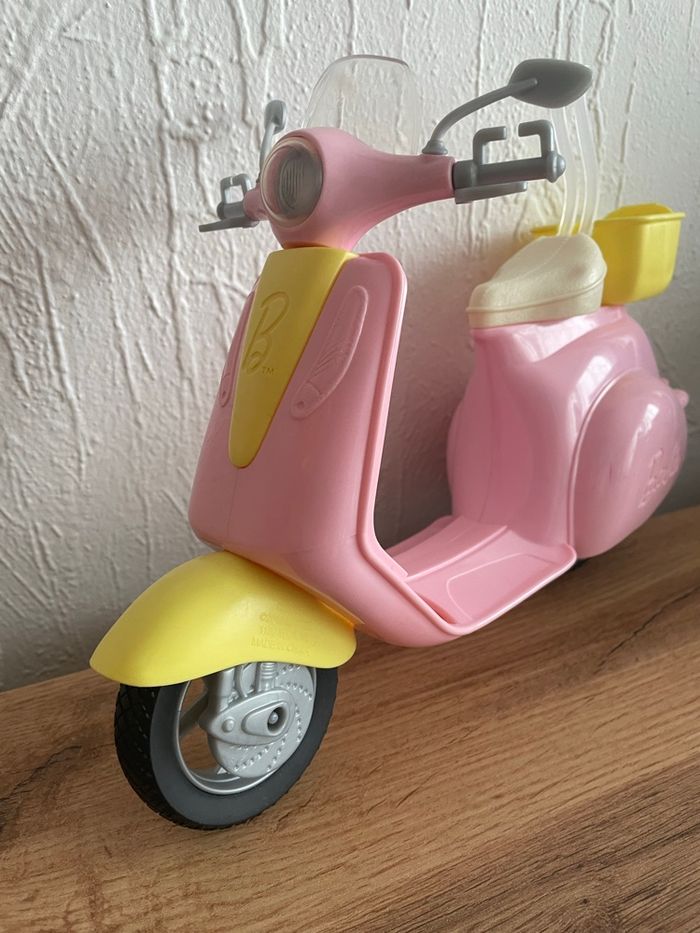 Scooter vespa barbie rose et jaune avec panier - photo numéro 3