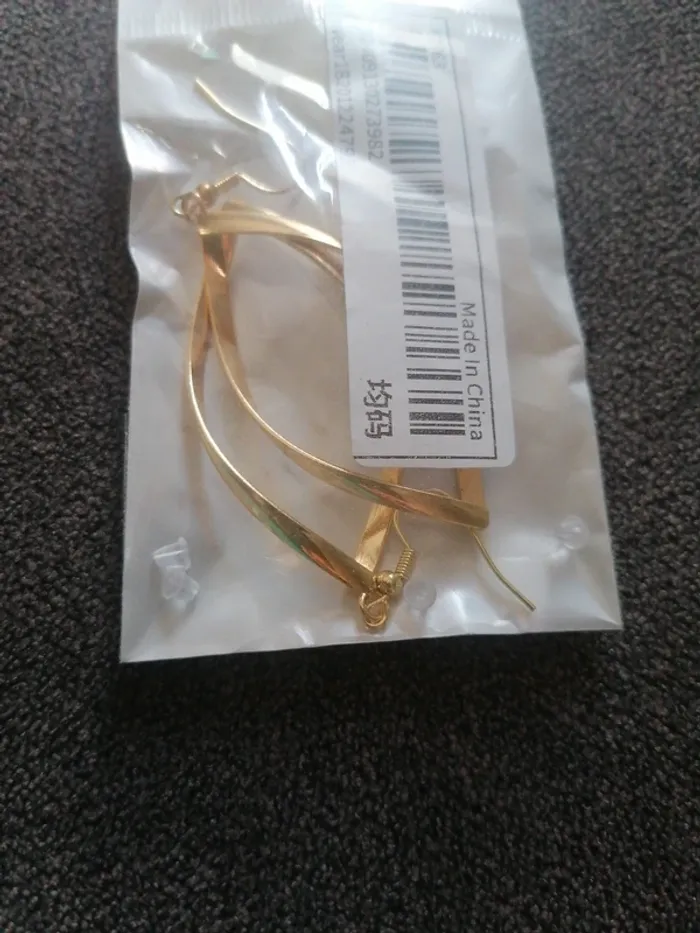 Paire de boucles d'oreilles fantaisie neuves Shein - photo numéro 3